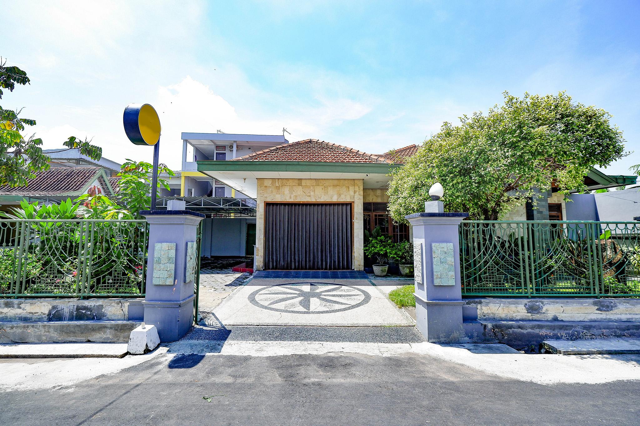 Hotel Spot On 2821 Griya Kawula Syariah Solo Exterior foto
